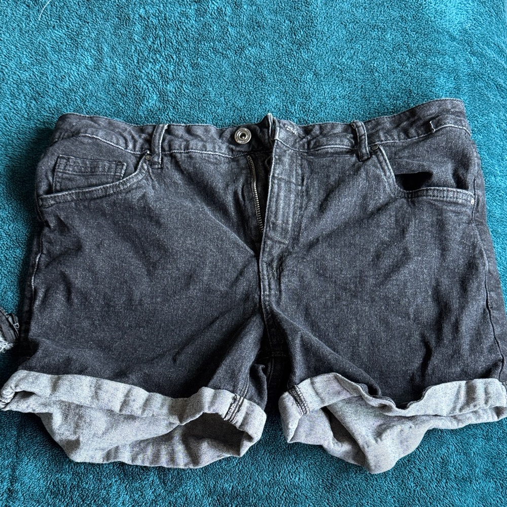 Serra Black Denim Roll-Cuff Jean Shorts